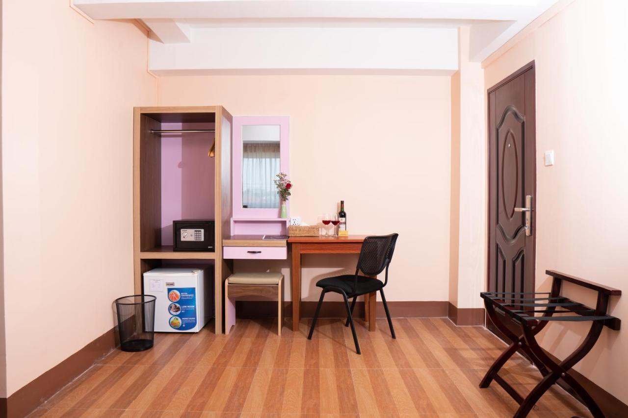 Hotel Chicago Yangon Exterior photo