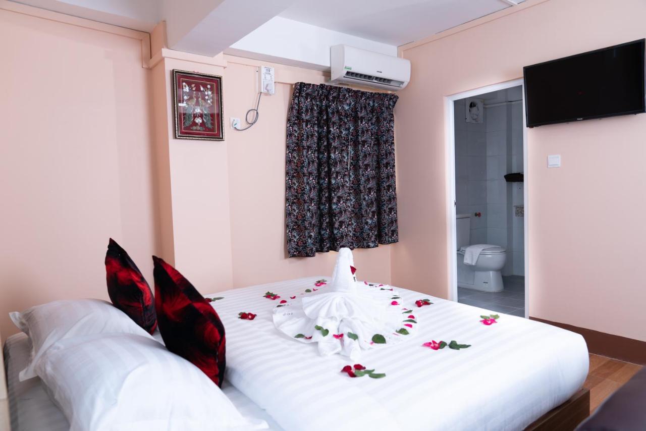 Hotel Chicago Yangon Exterior photo